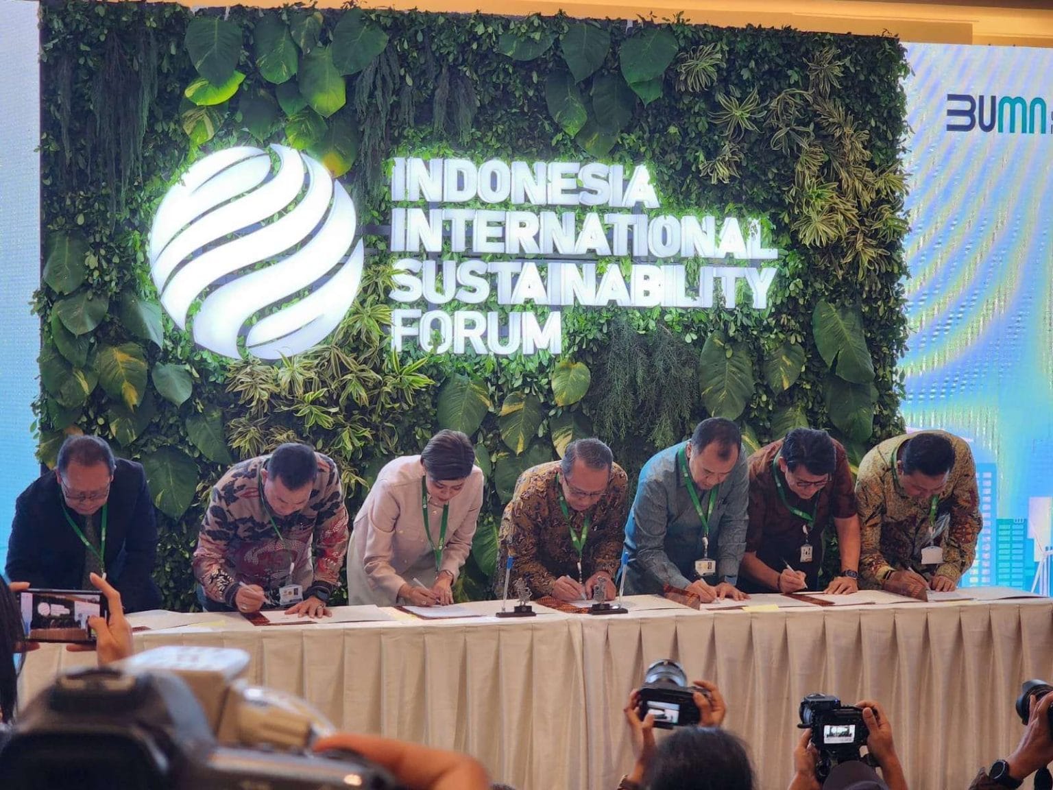 featured image for post IESR – Joint Agreement on the Implementation of Nusa Penida 100% Renewable Energy Roadmap at the Indonesia International Sustainability Forum (ISF) 2024